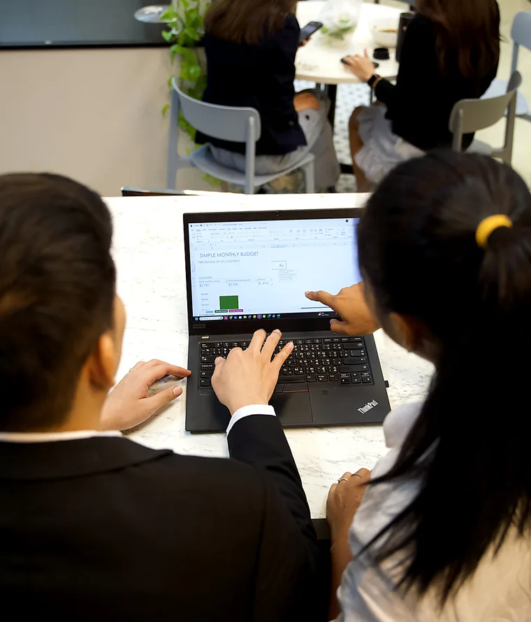 สมาชิกทีม YPN Accounting ตรวจตัวเลขรายเดือนของลูกค้าที่แล็ปท็อป